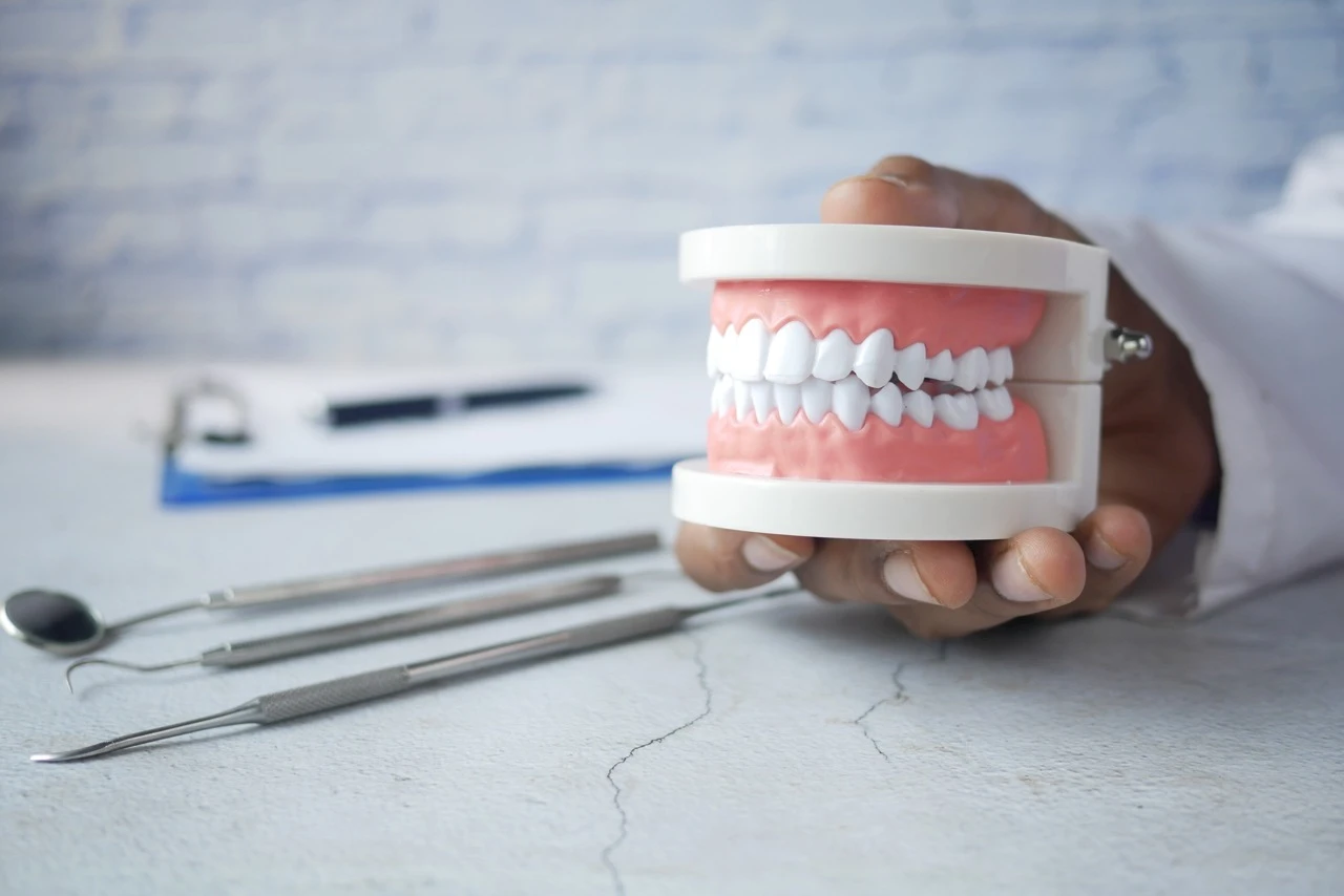 فهم أمراض الأسنان الشائعة: الأسباب والأعراض والوقاية / وايت دينتال تركيا